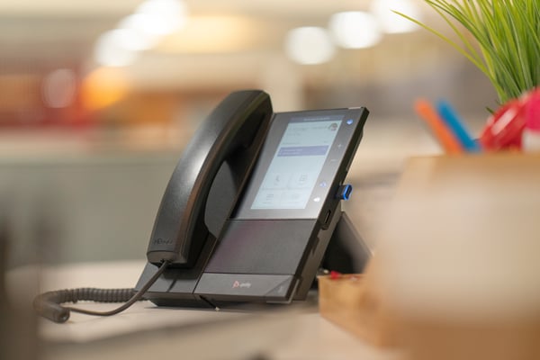 HP Poly CCX 500 Business Media Phone med öppen SIP och PoE-aktiverad