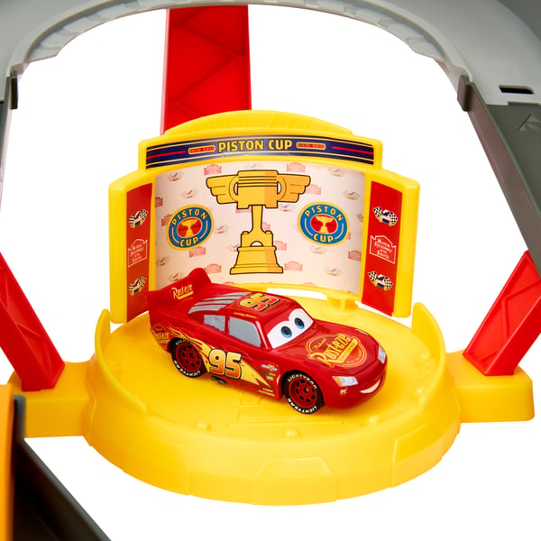 Disney Pixar Cars Disney och Pixar Bilar, Piston Cup Action Speedway-lekset, banset med leksaksbil i skala 1:55