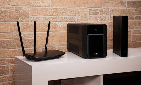 APC BX2200MI UPS-enhed Interaktivt indgangsstik 2,2 kVA 1200 W 6 AC stikkontakt(er)