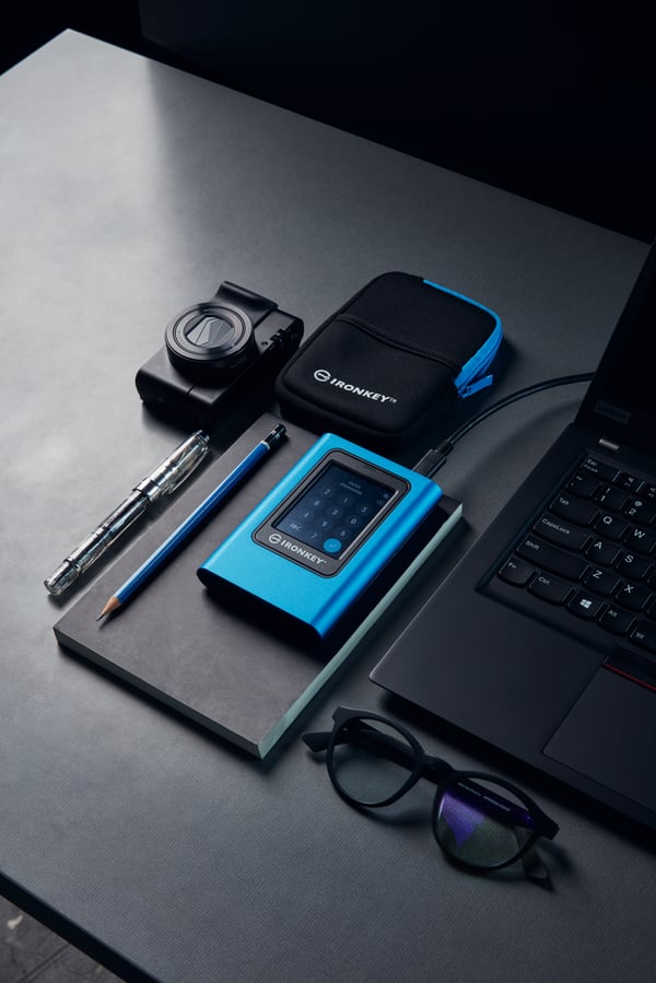 Kingston IronKey Vault Privacy 80 - SSD - krypterad - 960 GB - extern (bärbar)