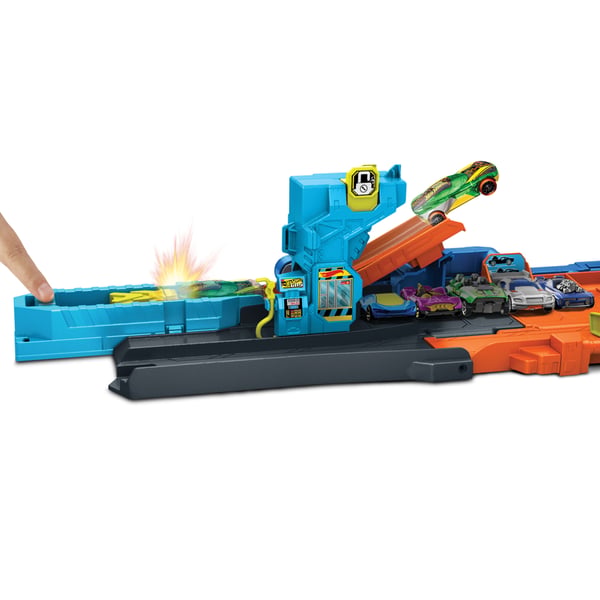 Hot Wheels City -legesæt med transformerende stuntgarage og metalstøbt legetøjsbil i størrelsesforholdet 1:64 med hop