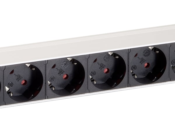 Equip 333293 strømforsyningsenhed (PDU) 8 AC stikkontakt(er) 1U Sort, Sølv