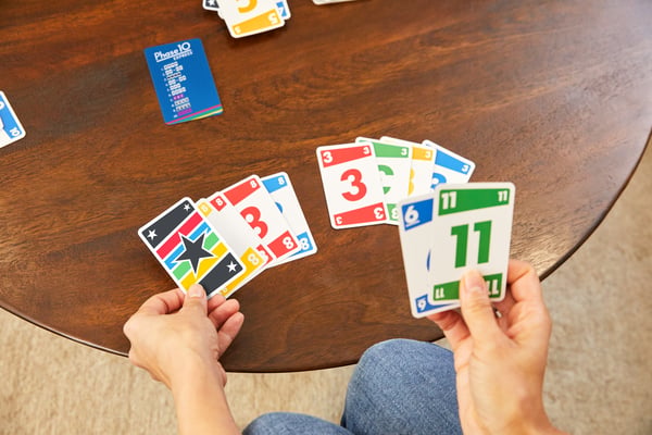Mattel Games Phase 10 Express-kortspel med mindre, mer bärbar kortlek för ett snabbare spel, passar 2–3 spelare
