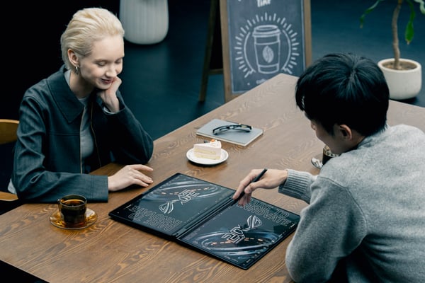 ASUS ROG Zephyrus Duo GX651AX-SR004W Intel Core Ultra 9 386H Hybrid (2-i-1) 40,6 cm (16") Berøringsskærm 3K 64 GB LPDDR5x-SDRAM 2 TB SSD NVIDIA GeForce RTX 5090 Wi-Fi 7 (802.11be) Windows 11 Home Grå