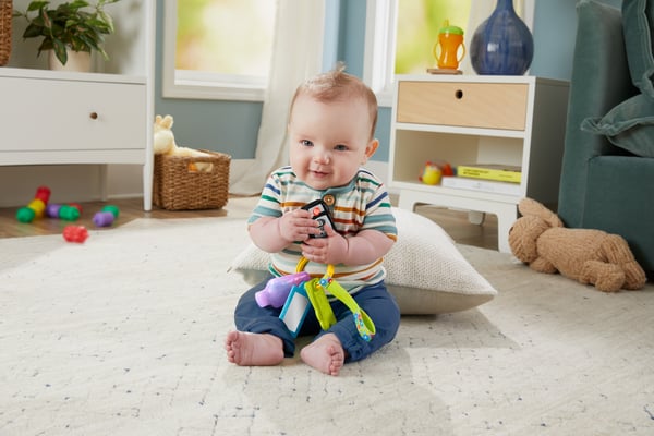Fisher-Price Laugh & Learn Play & Go-aktivitetsnycklar, musikalisk pedagogisk leksak för baby och små barn, flerspråkig version