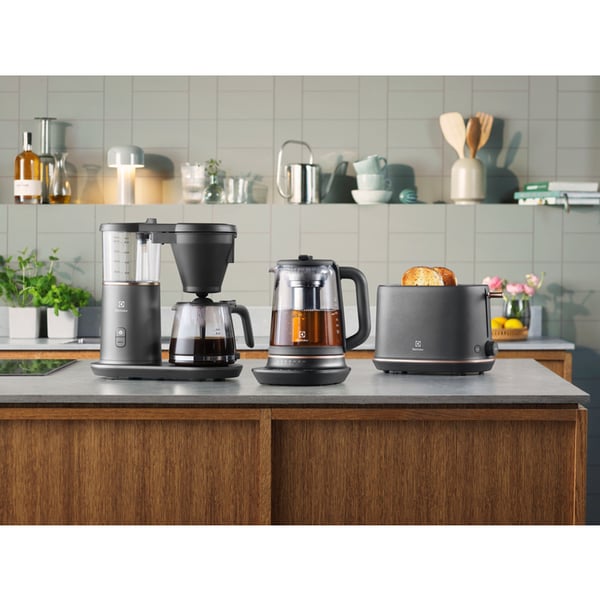 Electrolux E7T1-6BP 2 viipale(i)ta 980 W Musta