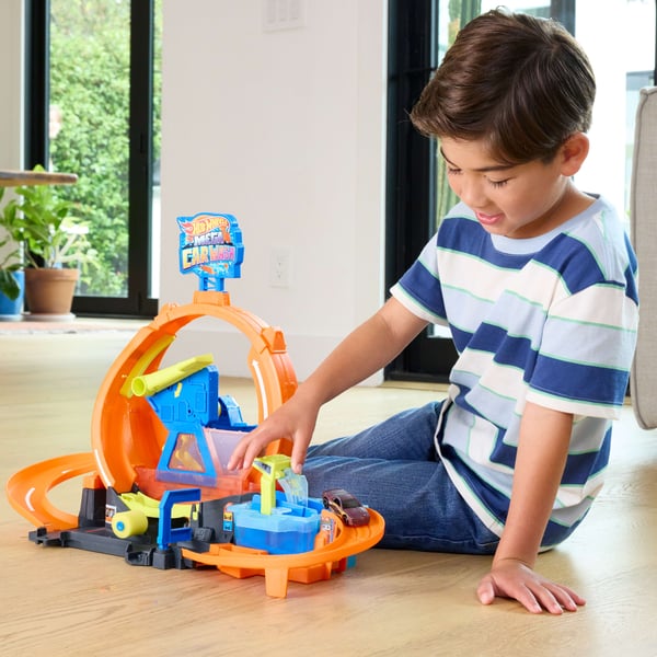 Hot Wheels City Innehåller 1 Biltvätt med megaloop och 1 Color Shifters-bil i skala 1:64.