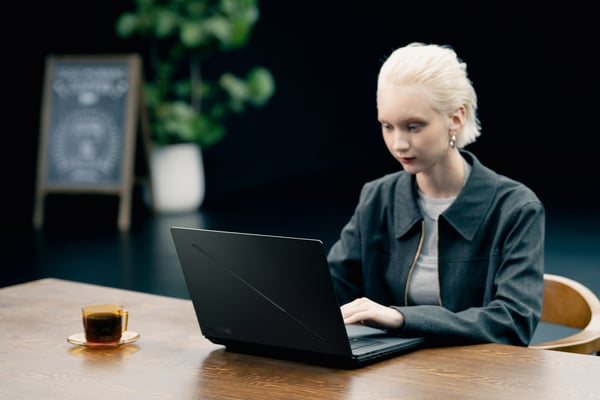 ASUS ROG Zephyrus Duo GX651AX-SR004W Intel Core Ultra 9 386H Hybrid (2-i-1) 40,6 cm (16") Berøringsskærm 3K 64 GB LPDDR5x-SDRAM 2 TB SSD NVIDIA GeForce RTX 5090 Wi-Fi 7 (802.11be) Windows 11 Home Grå