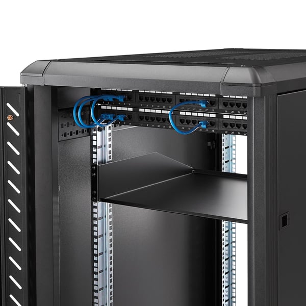 StarTech.com 2U serverrackhylla - Universell fribärande serverhylla med rackfäste för 19-tums nätverksutrustning i rack och skåp - Kraftigt stål - Viktkapacitet 56 kg - 46 cm djupt fack, svart