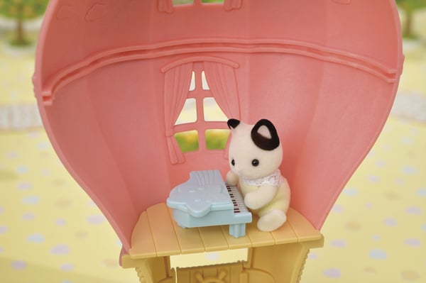 Sylvanian Families Baby Ballon Legehus med figur