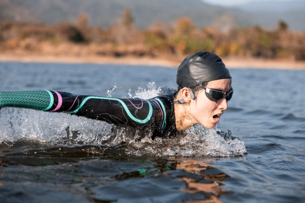 SHOKZ OpenSwim Pro Headset Trådløs Halsbånd Sport Bluetooth Sort, Rød