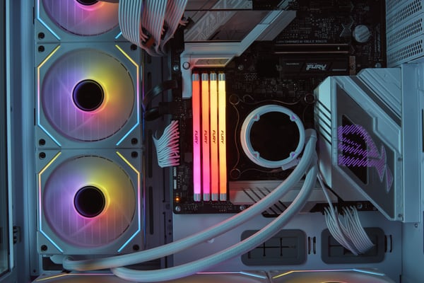 Kingston Technology FURY 64 GB 6400 MT/s DDR5 CL32 DIMM (sæt med 2) Renegade RGB, hvid XMP