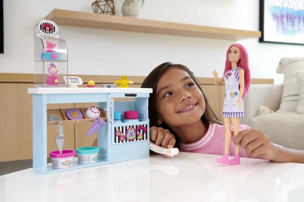 Barbie Barbie-bagerilegesæt med lille dukke på 30 cm, lyserødt hår, bageri, kagebagningsfunktion, og over 20 stykker realistiske legedele, til børn fra 3 år