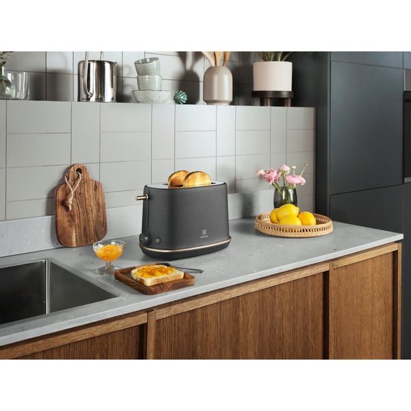 Electrolux E7T1-6BP 2 viipale(i)ta 980 W Musta