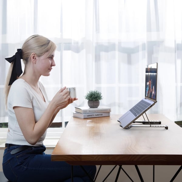 j5create JTS223-N Kannettavan teline USB™ 4-porttisella keskittimellä
