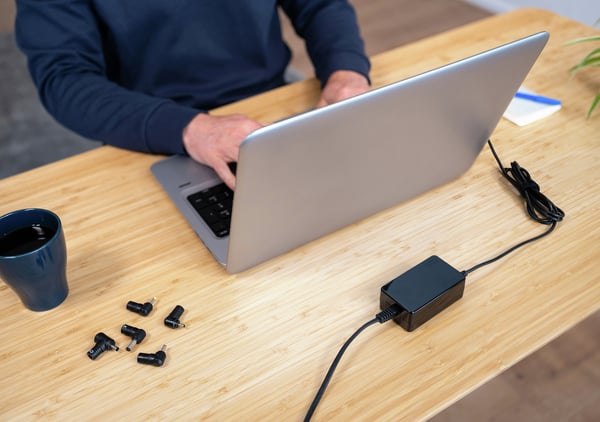Trust 23394 virta-adapteri ja vaihtosuuntaaja Sisätila 90 W Musta