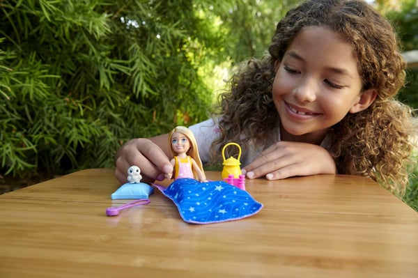 Barbie Dreamhouse Adventures It Takes Two Chelsea-campingdukke med kæleugle og tilbehør, til børn fra 3 til 7 år