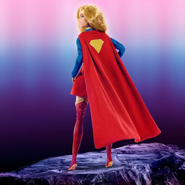 Barbie Signature DC Supergirl-modedocka, superhjältedräkt med cape