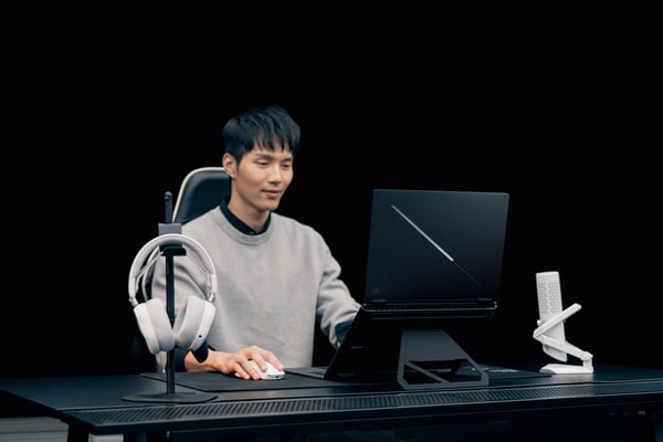 ASUS ROG Zephyrus Duo GX651AX-SR004W Intel Core Ultra 9 386H Hybrid (2-i-1) 40,6 cm (16") Berøringsskærm 3K 64 GB LPDDR5x-SDRAM 2 TB SSD NVIDIA GeForce RTX 5090 Wi-Fi 7 (802.11be) Windows 11 Home Grå
