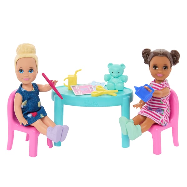 Barbie I Love School-lekset med klassrum, 1 modedocka, 2 små dockor och över 20 tillbehör