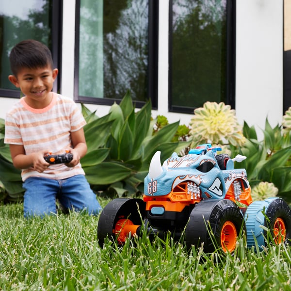 Hot Wheels Monster Trucks HW Transforming Rhinomite RC i skala 1:12 med leksaksbil i skala 1:64
