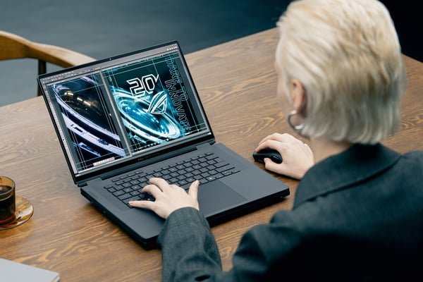 ASUS ROG Zephyrus Duo GX651AX-SR004W Intel Core Ultra 9 386H Hybrid (2-i-1) 40,6 cm (16") Berøringsskærm 3K 64 GB LPDDR5x-SDRAM 2 TB SSD NVIDIA GeForce RTX 5090 Wi-Fi 7 (802.11be) Windows 11 Home Grå