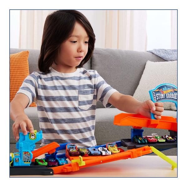 Hot Wheels City -legesæt med transformerende stuntgarage og metalstøbt legetøjsbil i størrelsesforholdet 1:64 med hop