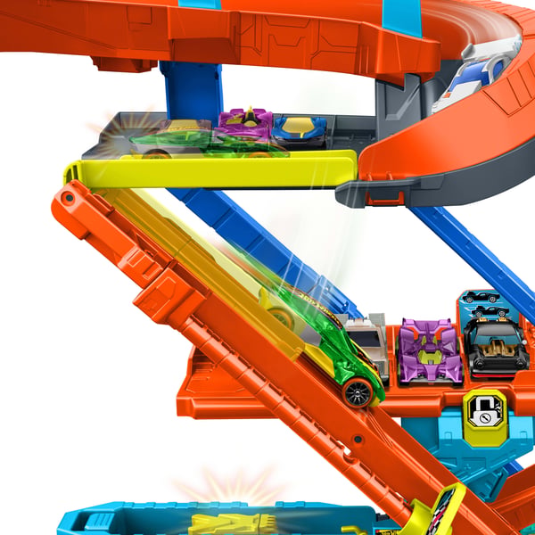 Hot Wheels City -legesæt med transformerende stuntgarage og metalstøbt legetøjsbil i størrelsesforholdet 1:64 med hop