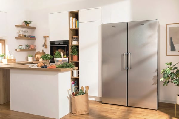 Gorenje Fritstående køleskab med stor kapacitet til daglig opbevaring. Dynamic Air og ventilatorassisteret køling sikrer jævne temperaturer, mens to CrispZone skuffer holder frugt og grøntsager friske og velorganiserede.