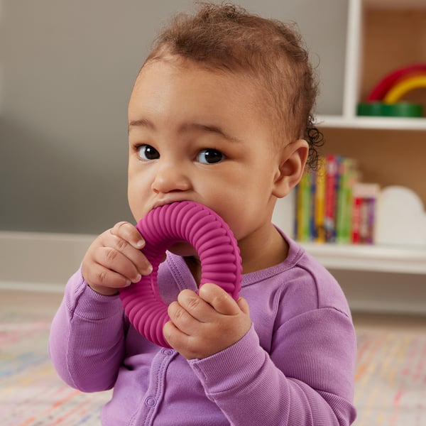 Fisher-Price Keinuva Sensory Rock-A-Stack -pinoamislelu, jossa on hienomotoriikkatoimintoja vauvoille