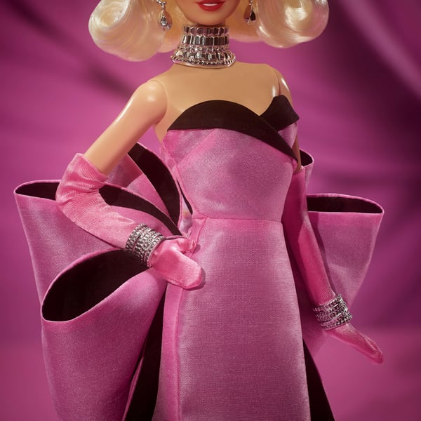 Barbie Signature Marilyn Monroe -samlardocka, klädd i den ikoniska rosa klänningen från filmen och ”diamant”-smycken