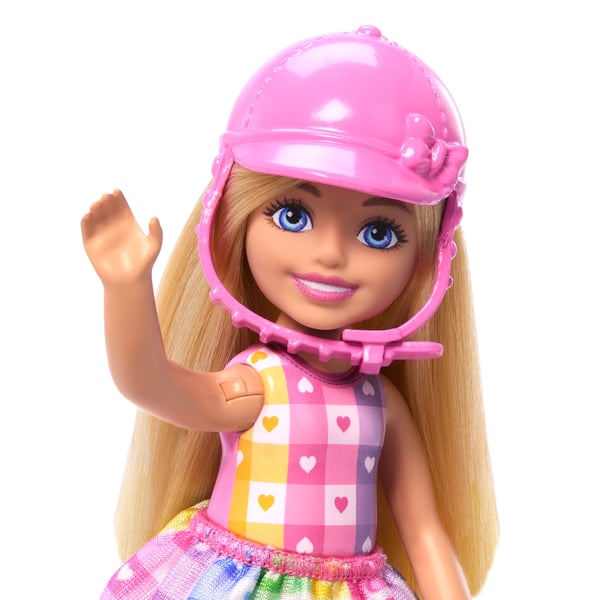 Barbie Chelsea -dukke og hestelegetøjssæt, inkluderer hjelmtilbehør, dukke bøjer i knæene for at 'ride” ponyen