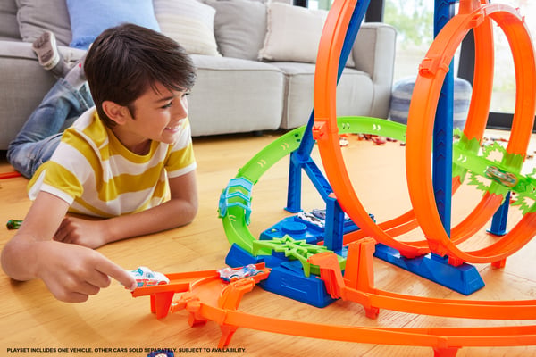 Hot Wheels Action Hot Wheels-banset med 5 kraschzoner, motordriven booster och 1 Hot Wheels-bil