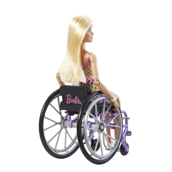 Barbie Fashionistas -dukkel #194 med kørestol og rampe, lyst hår, regnbuekjole og tilbehør