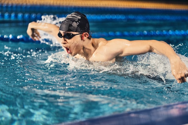 SHOKZ OpenSwim Pro Headset Trådløs Halsbånd Sport Bluetooth Sort, Rød