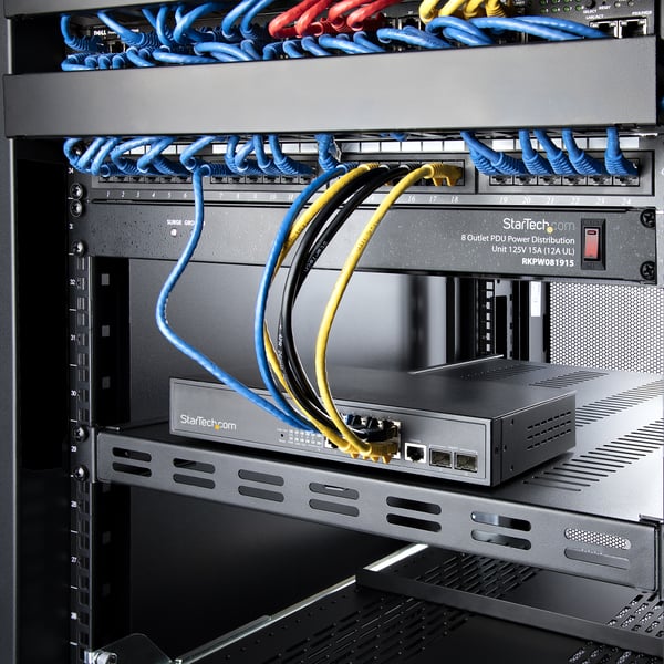 StarTech.com 1U ventilerat hyllplan med justerbart djup för rack - kraftigt, fast rackhyllplan - 113 kg