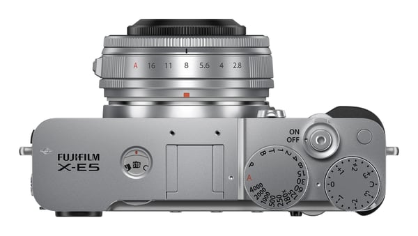 Fujifilm X -E5 Kit XF23mmF2.8 R WR MILC-runko 40,2 MP X-Trans CMOS 5 HR 7728 x 5152 pikseliä Hopea