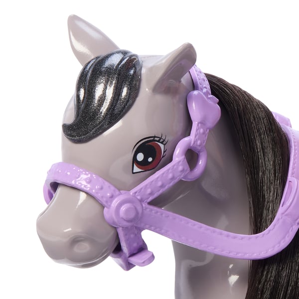 Barbie Chelsea -dukke og hestelegetøjssæt, inkluderer hjelmtilbehør, dukke bøjer i knæene for at 'ride” ponyen