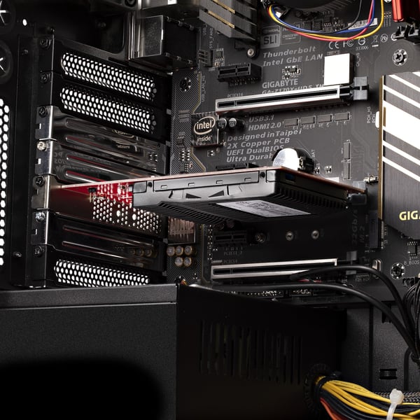 StarTech.com U.3 till PCIe-kortadapter, PCIe 4.0 x4-adapter för 2,5-tums U.3 NVMe SSD-enheter, SFF-TA-1001 PCI Express-tilläggskort för stationära datorer/servrar, TAA-kompatibel - OS-oberoende