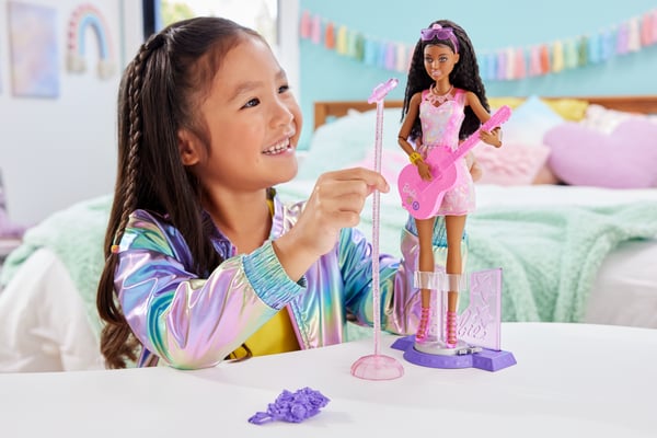 Barbie 65-års jubilæumskarrieredukke, popstjernedukke og 10 stk. tilbehør, herunder scene med bevægelsesfunktion