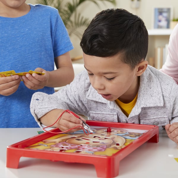 Hasbro Gaming B2176568 lautapeli Hienomotoriikkaa kehittävä peli (Näppäryys)