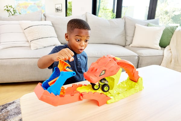Hot Wheels Monster Trucks Snake Slam Takedown -lelupakkaus, jossa 1:64-mittakaavan Bone Shaker -leluajoneuvo