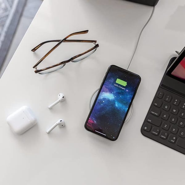 mophie Wireless charging pad with E.U. Plug Adapter Headset, Smartphone Hvid Vekselstrøm Trådløs opladning Indendørs