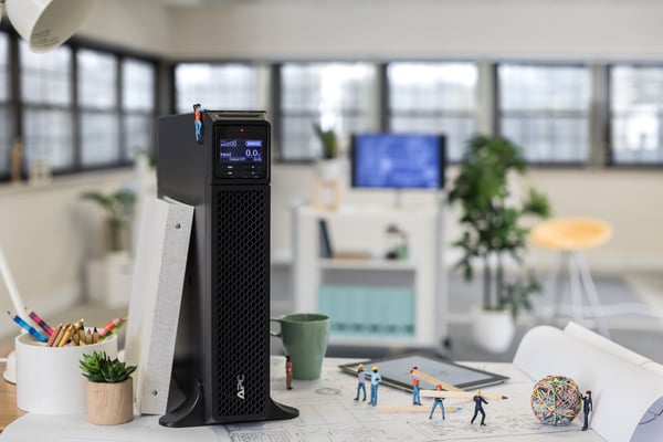 APC SRT3000XLI UPS-enhed Dobbeltkonvertering (online) 3 kVA 2700 W 10 AC stikkontakt(er)