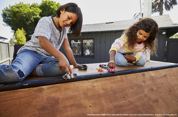 Hot Wheels Action Skate 8-pack fingerbrädor och skor med Tony Hawk-tema