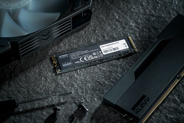 Klevv CRAS C715 1 TB M.2 PCI Express 3.0 NVMe 3D TLC NAND