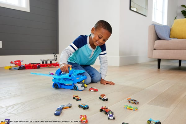 Hot Wheels City Ultimate Dual Dragon Transporter och 2 leksaksbilar i skala 1:64