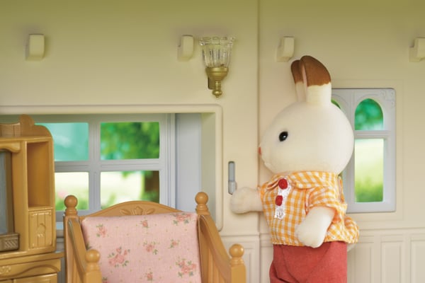 Sylvanian Families Kaupunkitalo valoilla