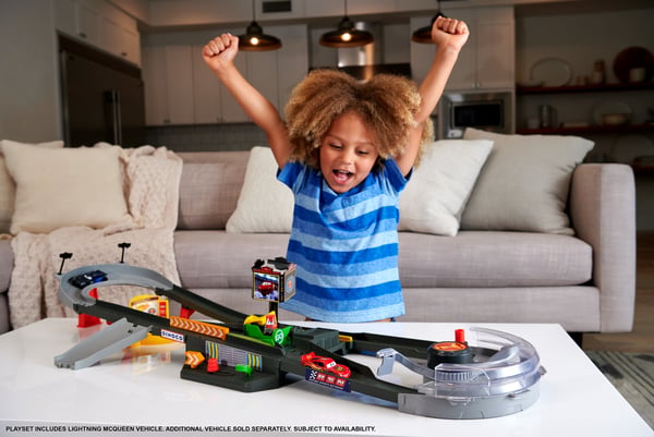 Disney Pixar Cars Disney och Pixar Bilar, Piston Cup Action Speedway-lekset, banset med leksaksbil i skala 1:55