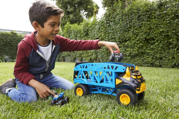 Hot Wheels Monster Trucks , MONSTERTRANSPORTLASTBIL + 3 MONSTERTRUCKS, køretøjspakke